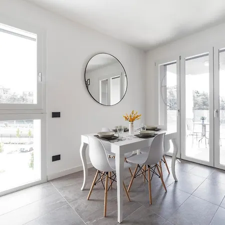 Modern Apt With Terrace And Parking!