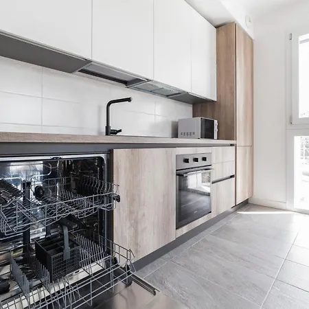 Modern Apt With Terrace And Parking! Apartment