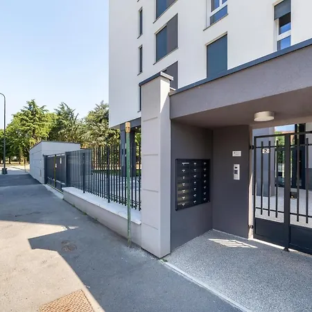 Apartment Modern Apt With Terrace And Parking!